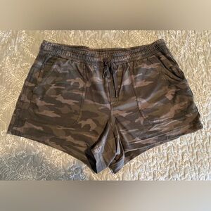 Athleta Camo Farallon Women's Shorts Sz 14